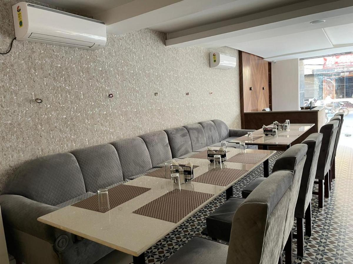 Hotel Santoor Váránaszi Kültér fotó