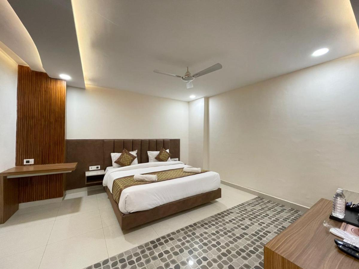 Hotel Santoor Váránaszi Kültér fotó