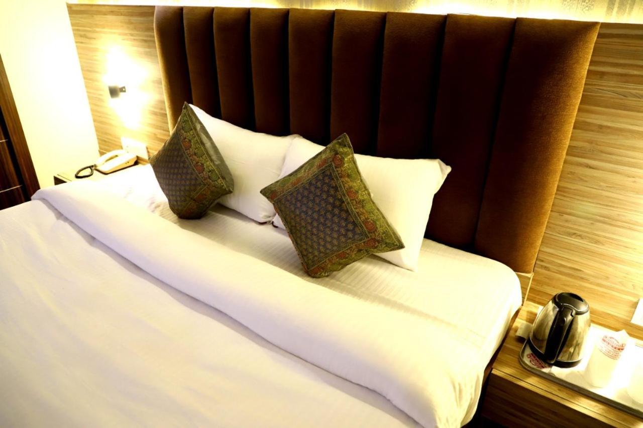 Hotel Santoor Váránaszi Kültér fotó