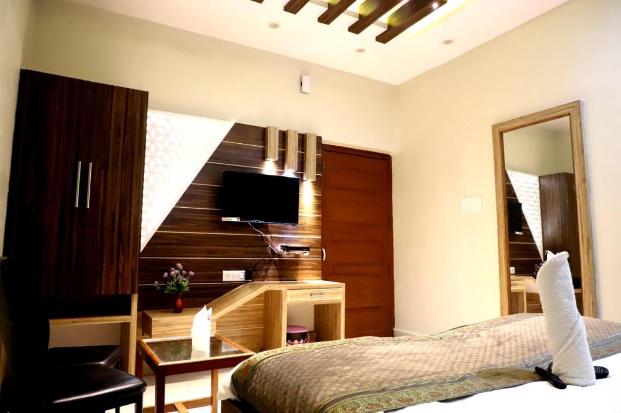 Hotel Santoor Váránaszi Kültér fotó