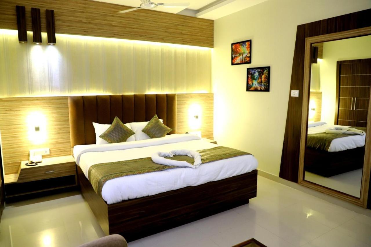 Hotel Santoor Váránaszi Kültér fotó